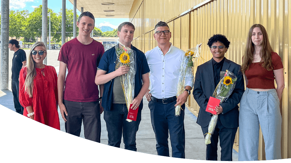 Zwei Feiern, vier Diplome und ein Grund zum Strahlen