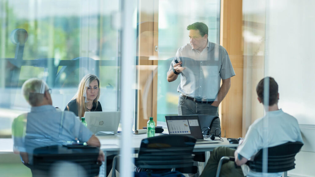 Ueli Boss im Gespräch mit Kunden und Kolleginnen und Kollegen