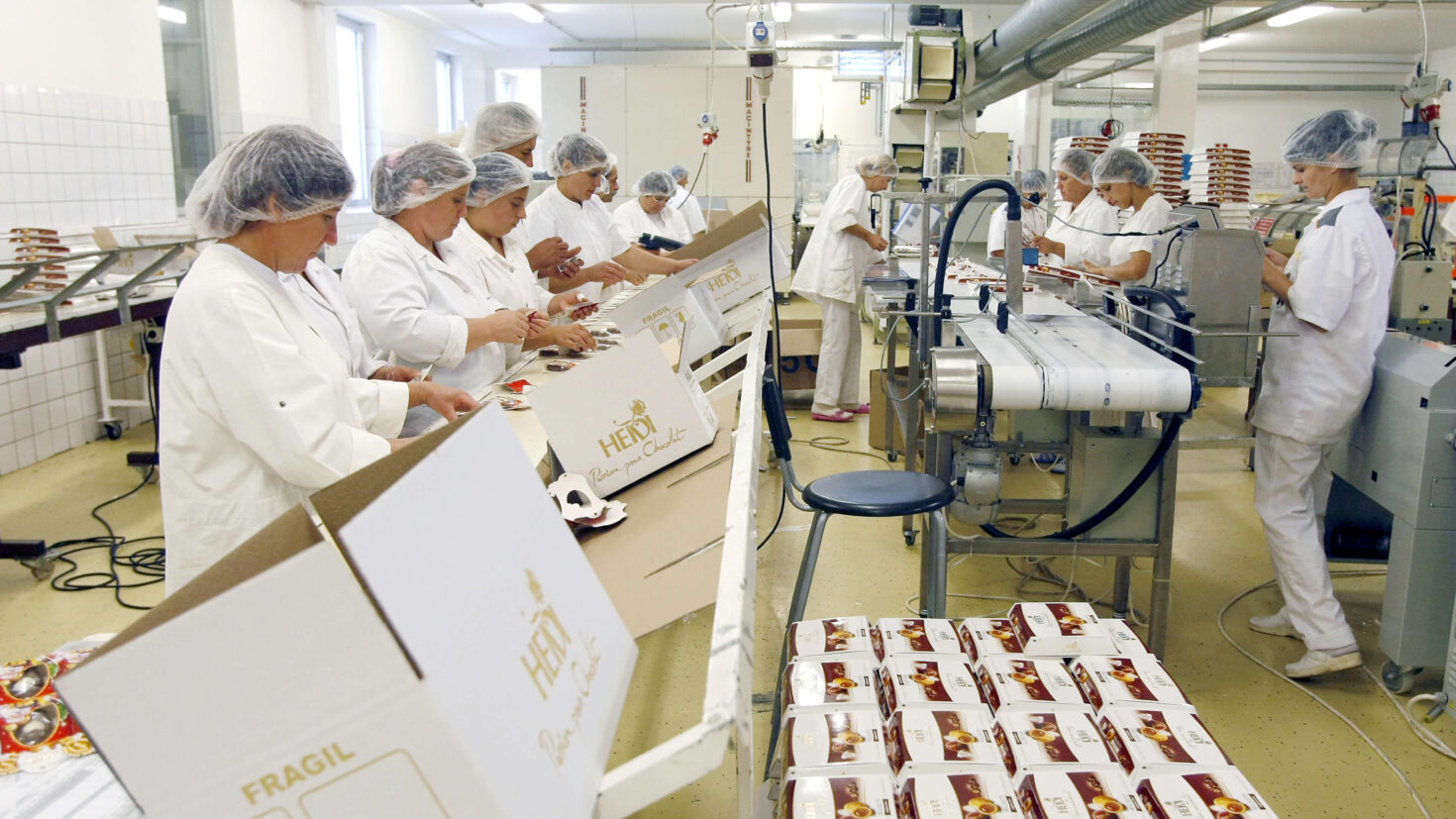 Mitarbeiter bei der Verpackung und Abfüllung von Produkten