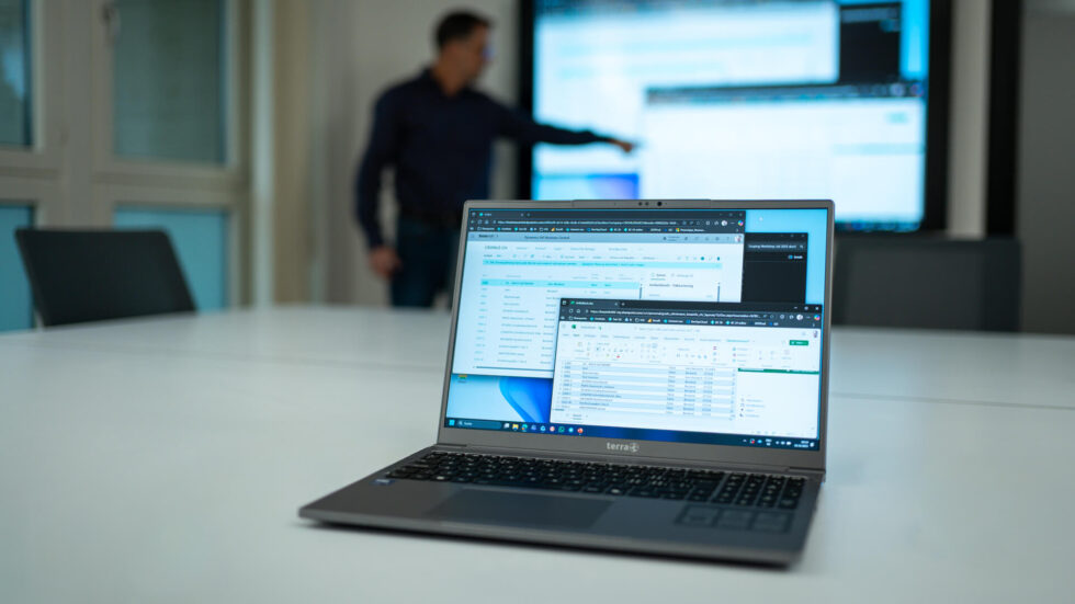 Guido Stirnimann zeigt auf Tabelle