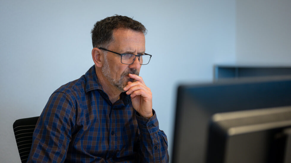 Guido Stirnimann vor dem PC