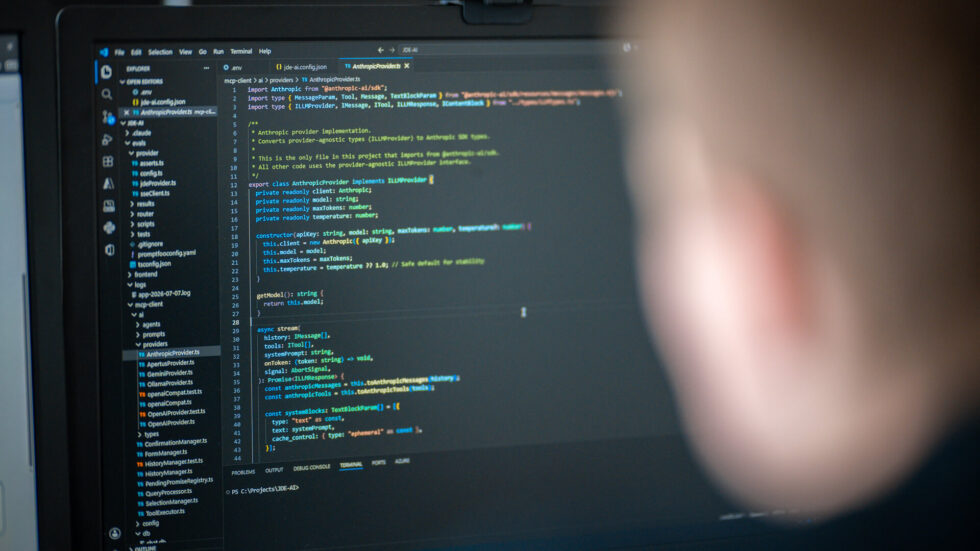 Mitarbeiter schreibt am Code