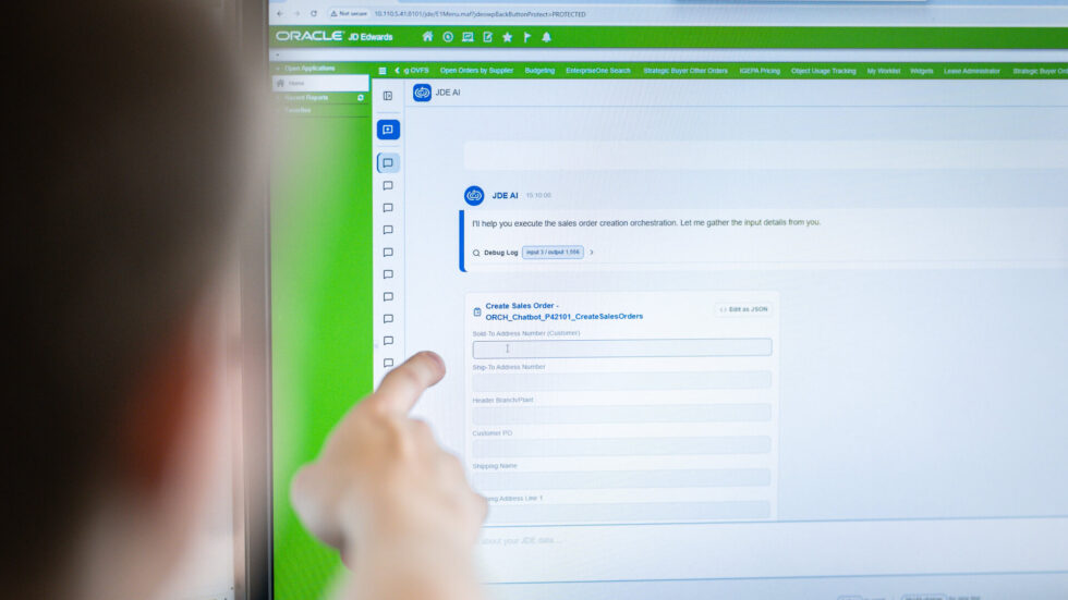 Mitarbeiter schreibt mit dem Chat Bot