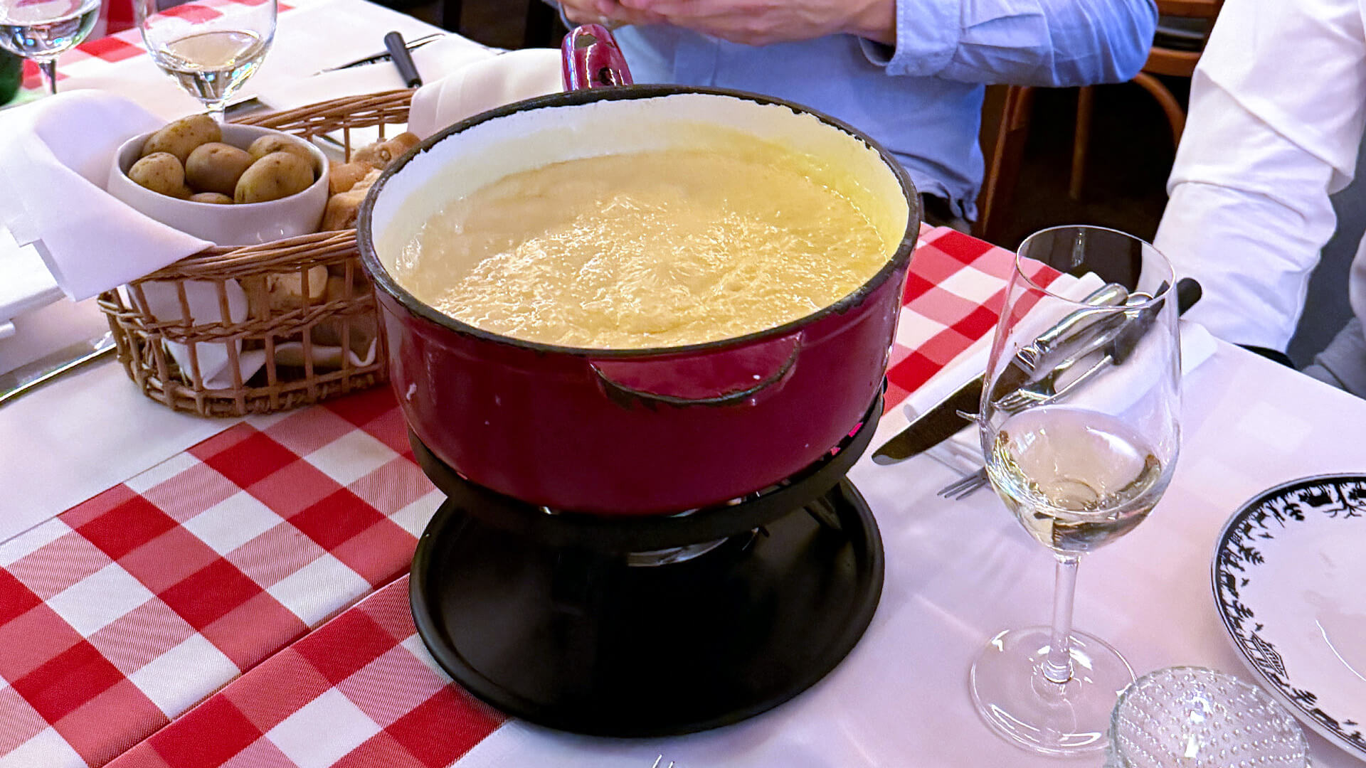Fonduepfanne Steps Round Table