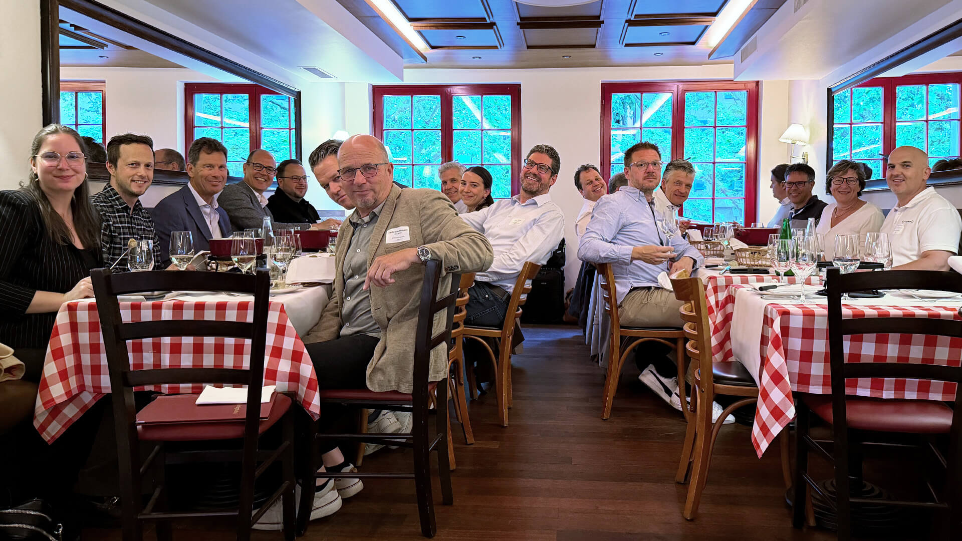 Gruppenfoto im Restaurant Steps Round Table