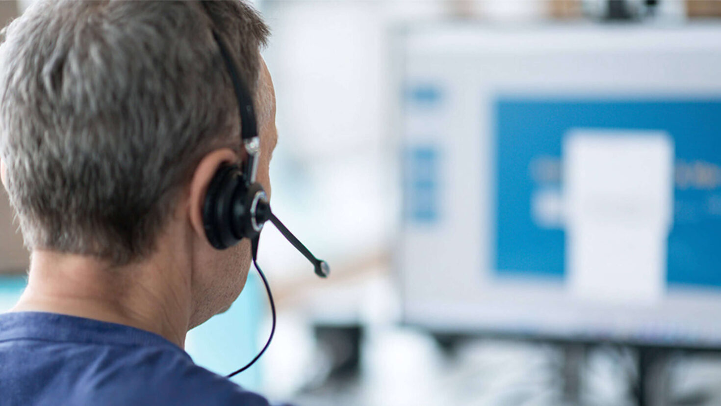 Mitarbeiter führt ein Telefongespräch