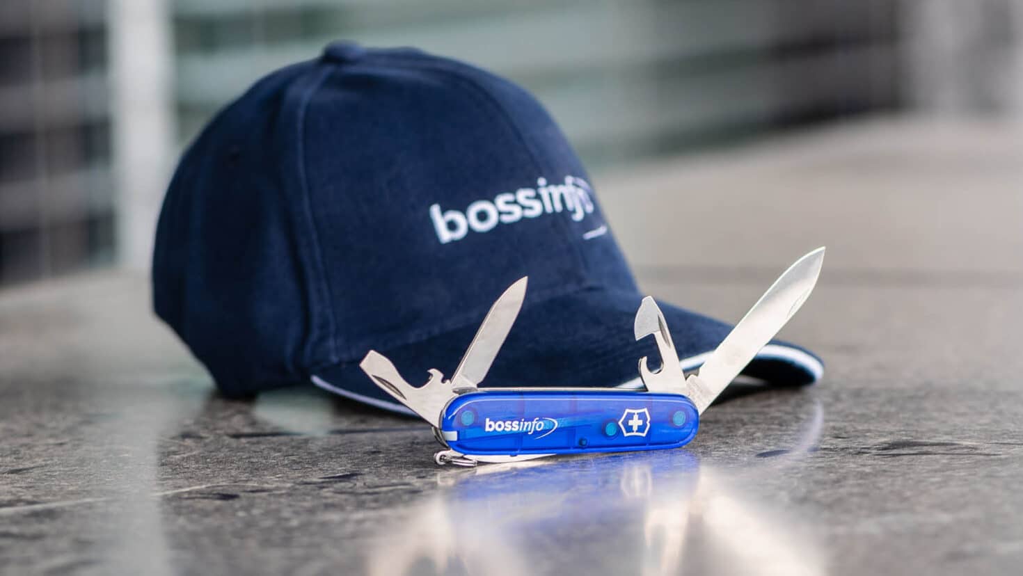 Cooles Cap und Taschenmesser mit Boss Info Logo